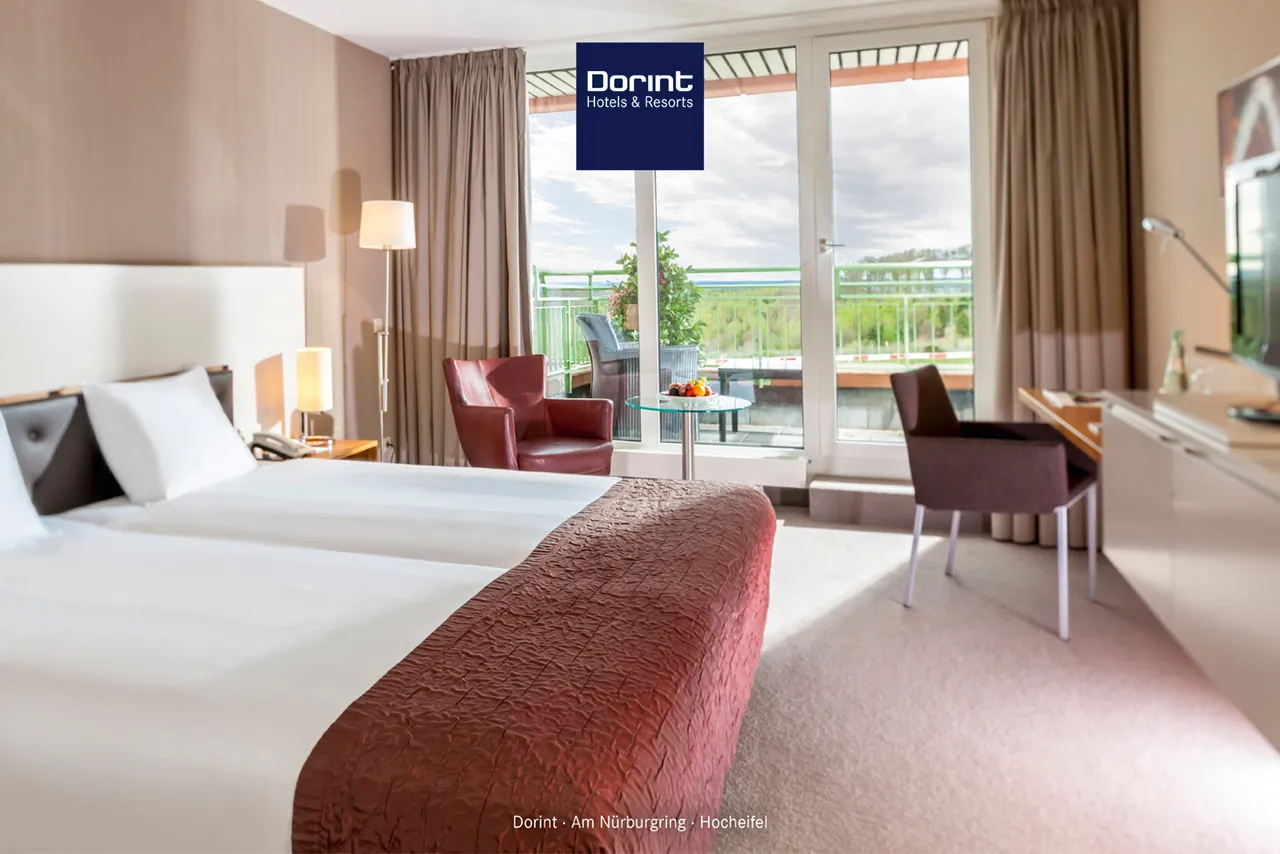 Dorint Hotel - gemütliches Doppelbettzimmer mit Balkon und Sitzmögichkeiten