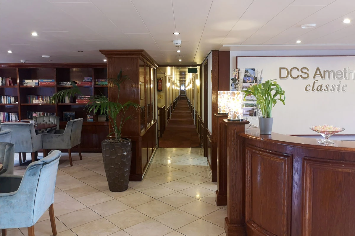 DCS Amethyst, Lounge-Bar, Flur