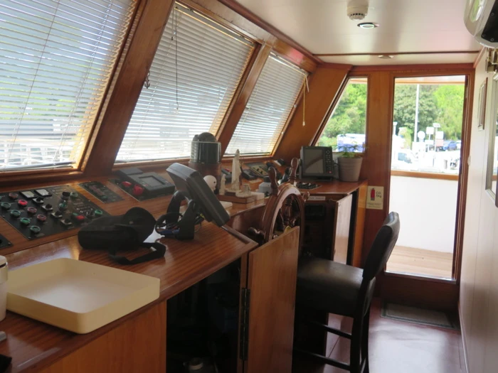 Innenansicht einer Steuerradkabine auf einem Boot