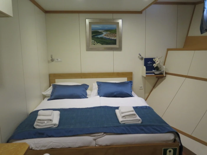 Gemütliches Schlafzimmer mit blauen Kissen und frischen Handtüchern