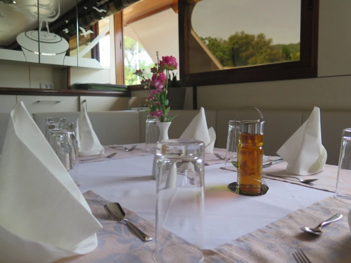 Elegante Tischdekoration mit Blumen und Gläsern