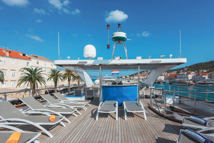 Yachtdeck mit Blick auf den Hafen und die Stadt