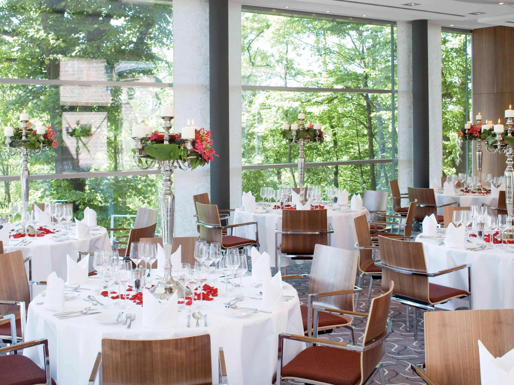 Elegantes Restaurant im Mövenpick Hotel Hamburg