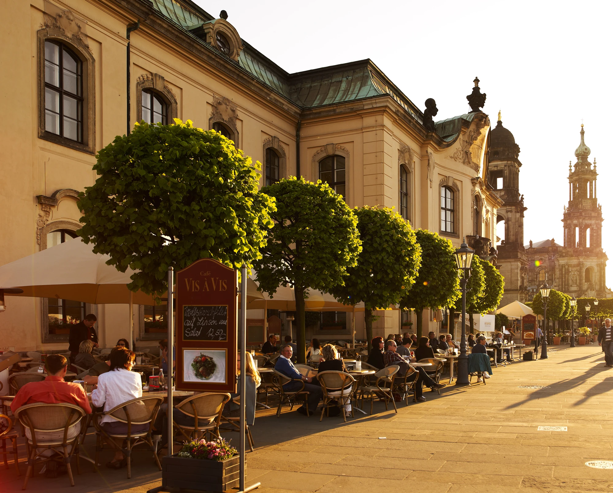 Straßenansicht des Cafés Vis à Vis in Dresden mit Gästen