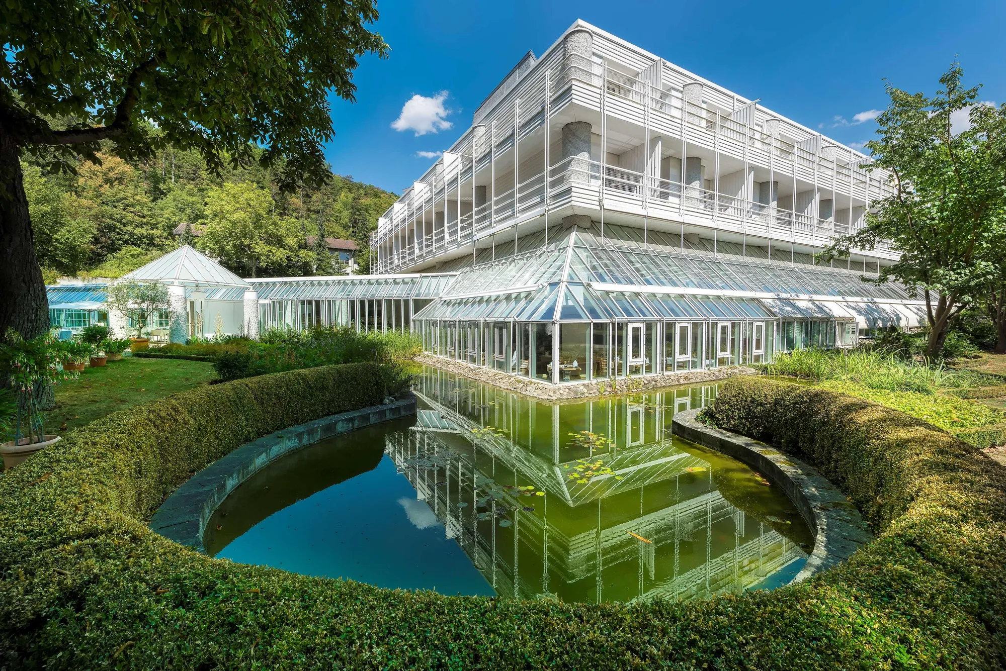 Best Western Premier Parkhotel Bad Mergentheim - Außenansicht Wellnesshotel mit viel Grünfläche und Teich