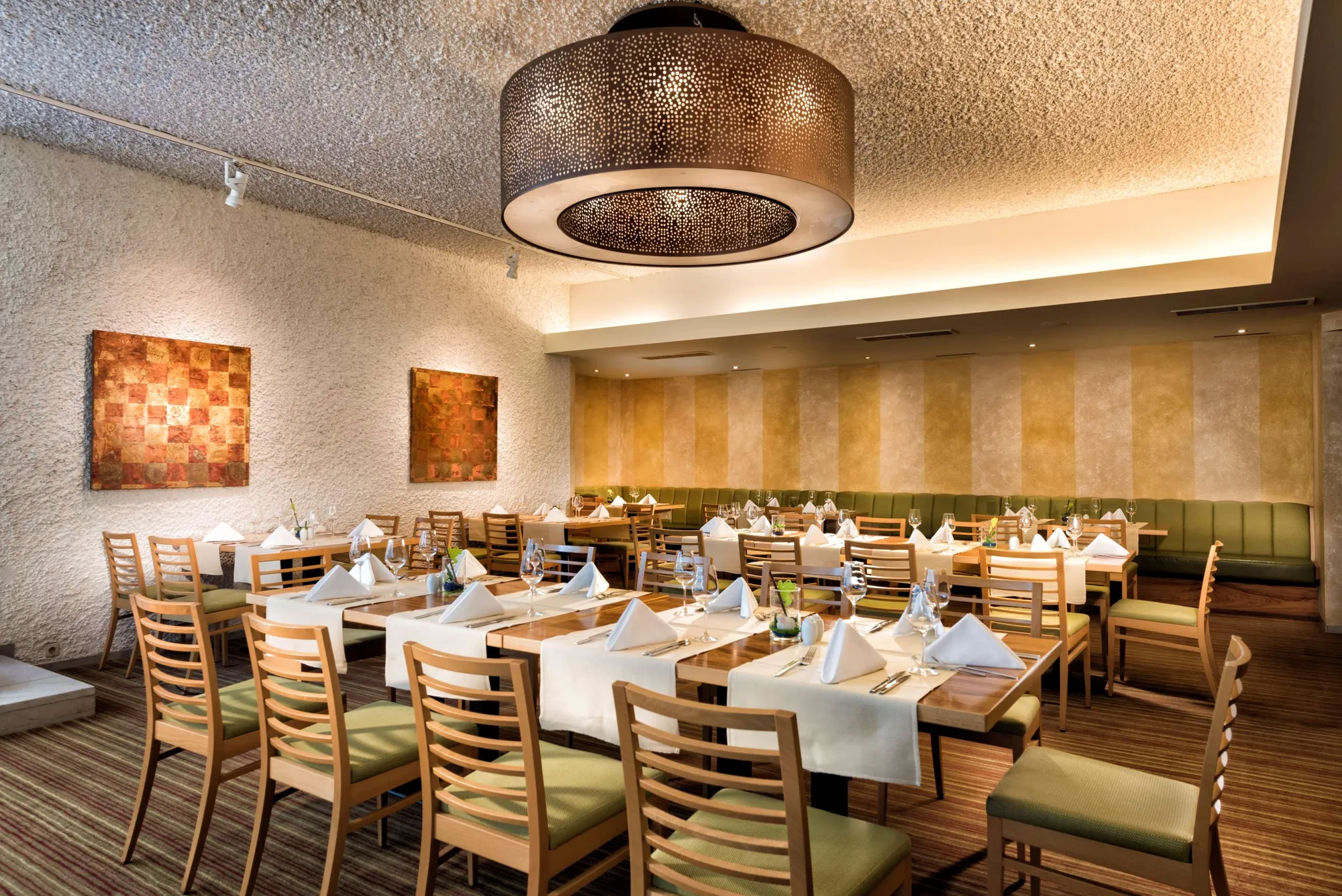 Best Western Premier Parkhotel Bad Mergentheim - gemütliches Restaurant heller Atmosphäre, Tische schön gedeckt