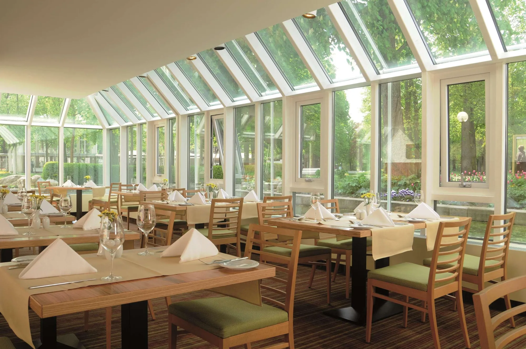 Best Western Premier Parkhotel Bad Mergentheim - Innenbereich Restaurant mit schöner Aussicht nach Draußen