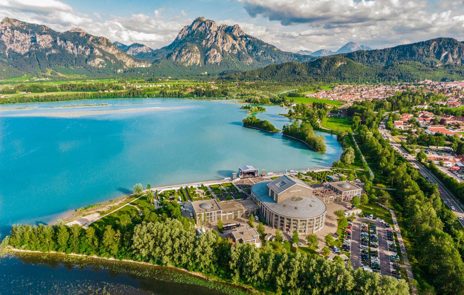 Festspielhaus Neuschwanstein, der Forggensee und dei Alpen