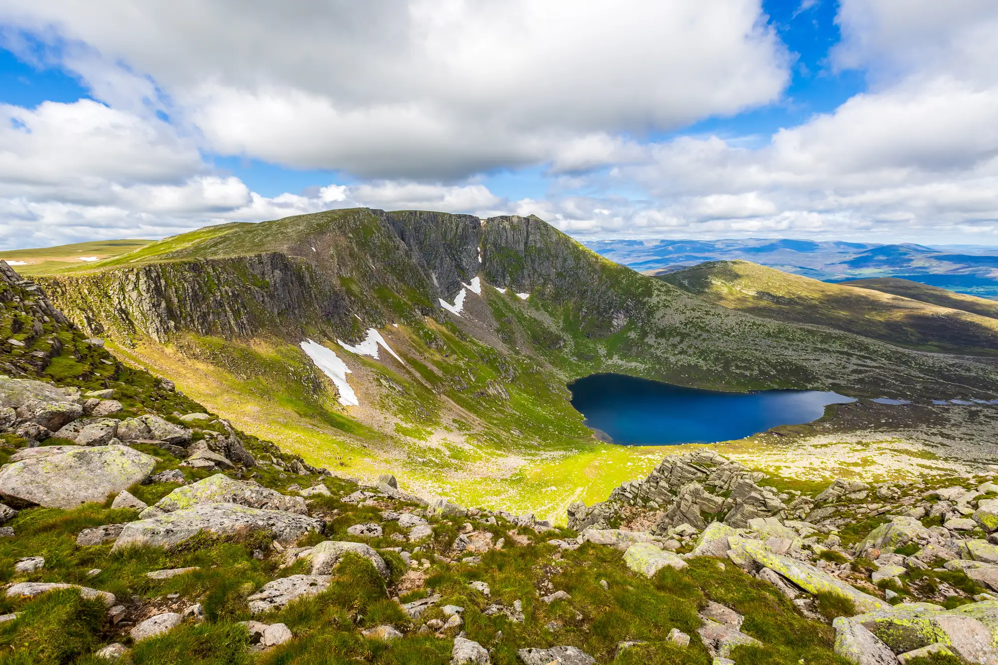 Lochnagar #4, Cairngorms National Park in Schottland, Berge und See in kräftigem blau mit grünenn Hügeln