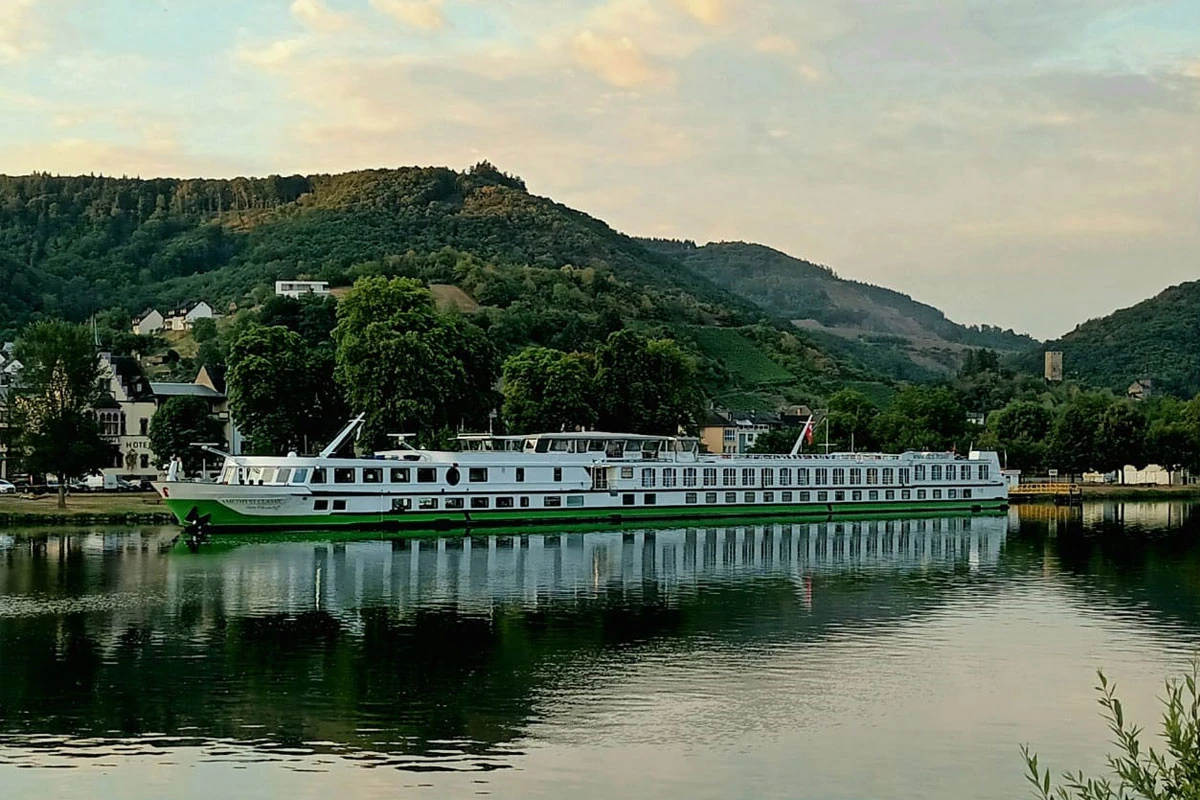 DCS Amethyst Classic angelegt vor bewaldetem Berg