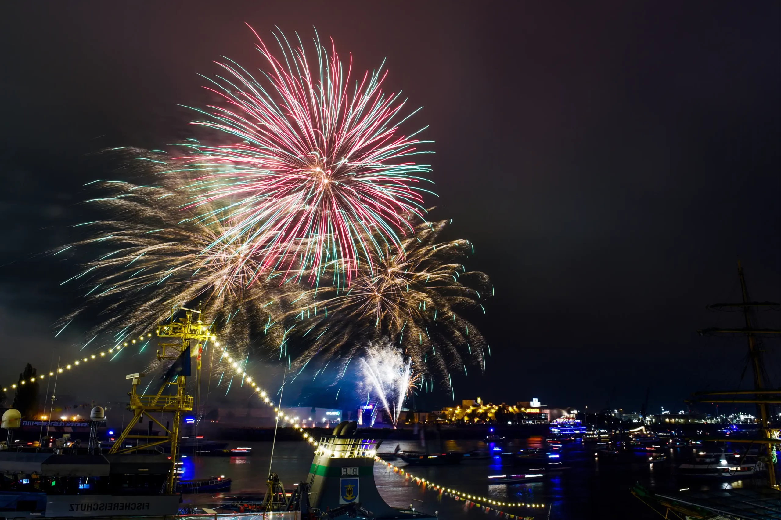 Bild eines Feuerwerks beim 834. Hafengeburtstag (2023)