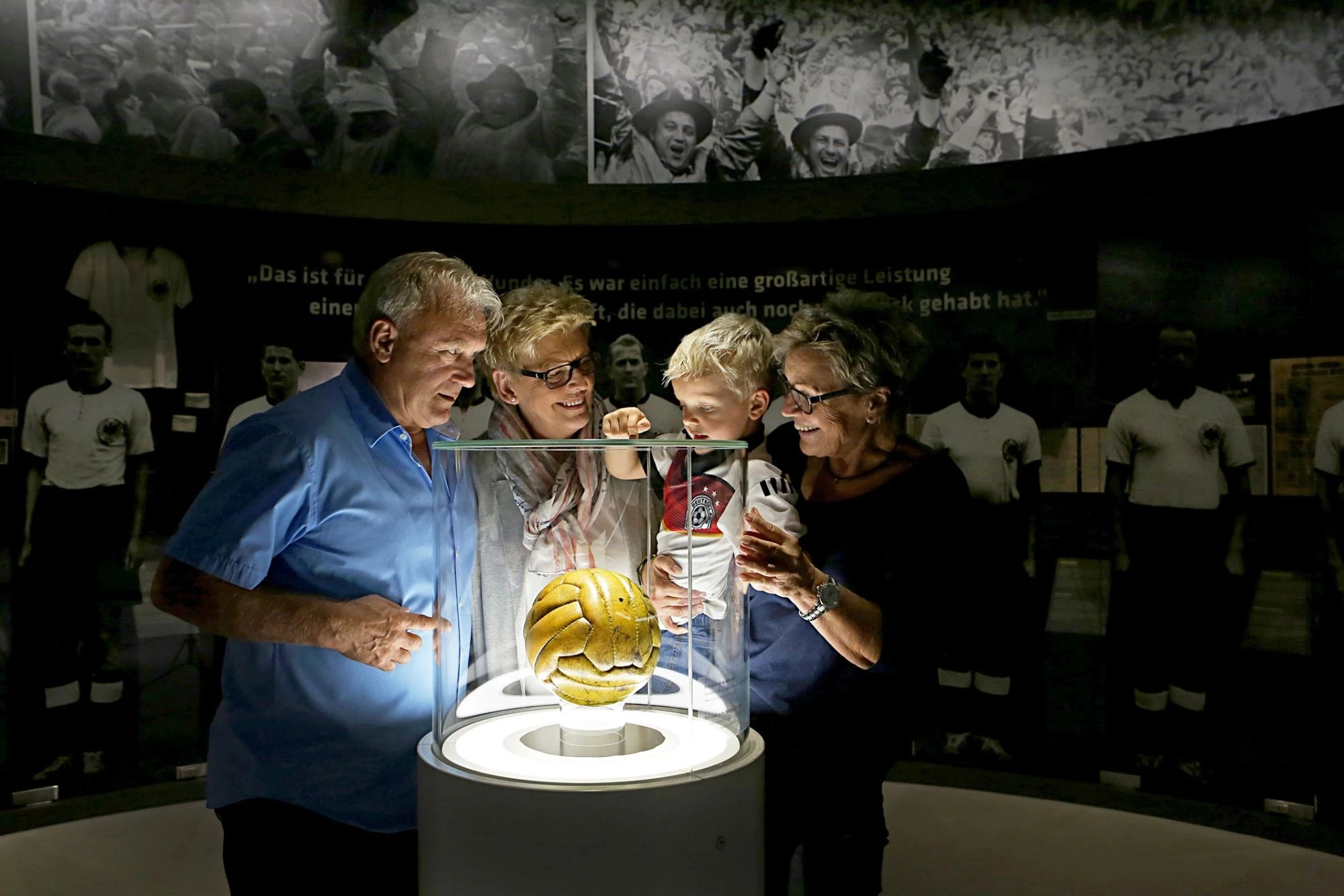 Familie mit Kleinkind im Deutsches Fußballmuseum betrachten den Fußball vom Wunder von Bern