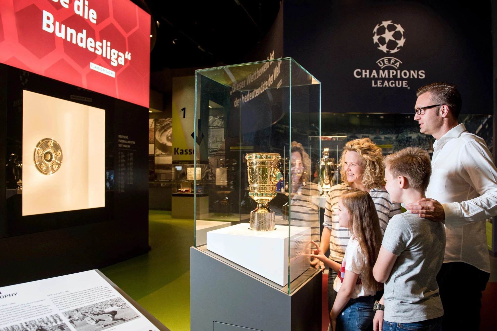 Familie bestaunt DFB Pokal im Deutschen Fußballmuseum