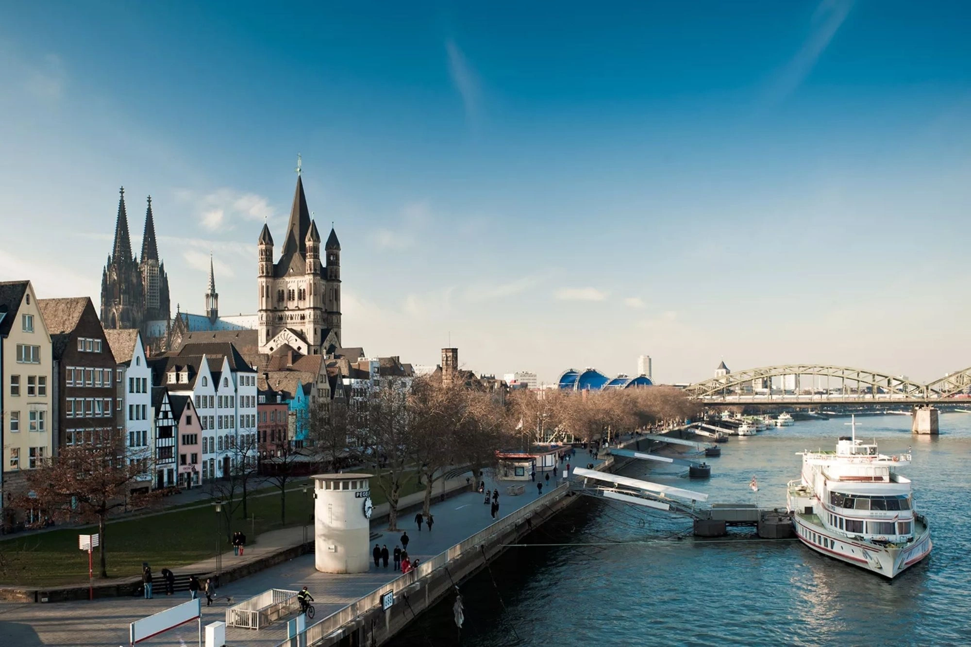 Rheinufer mit Flussschiff auf dem Kurztrip Köln