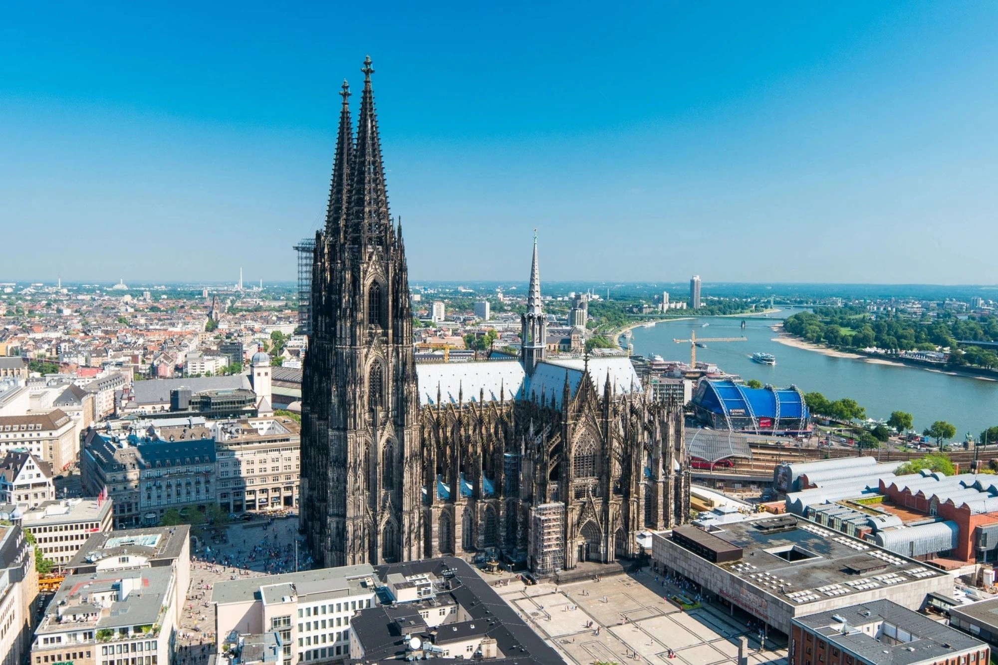 der Kölner Dom und ein weiter Blick auf den Rhein