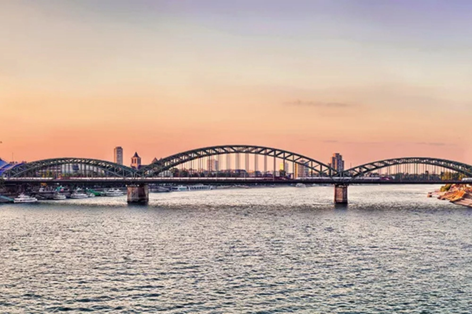 Blick vom Rhein auf das abendliche Köln Panorama bei Sonnenuntergang mit Skyline, Dom und Hohenzollernbrücke