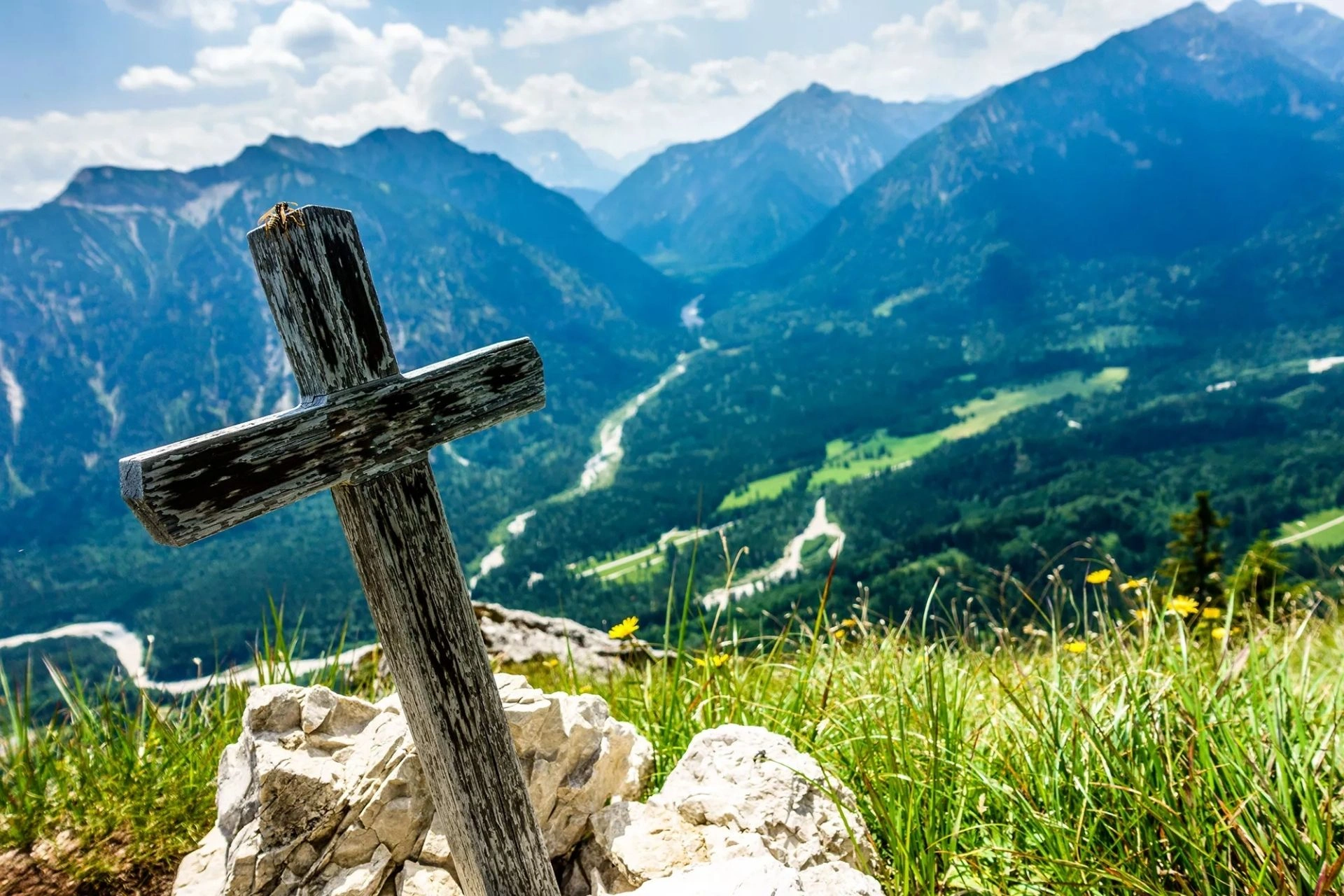 Landschaft mit Holzkreuz in den Ammergauer Alpen