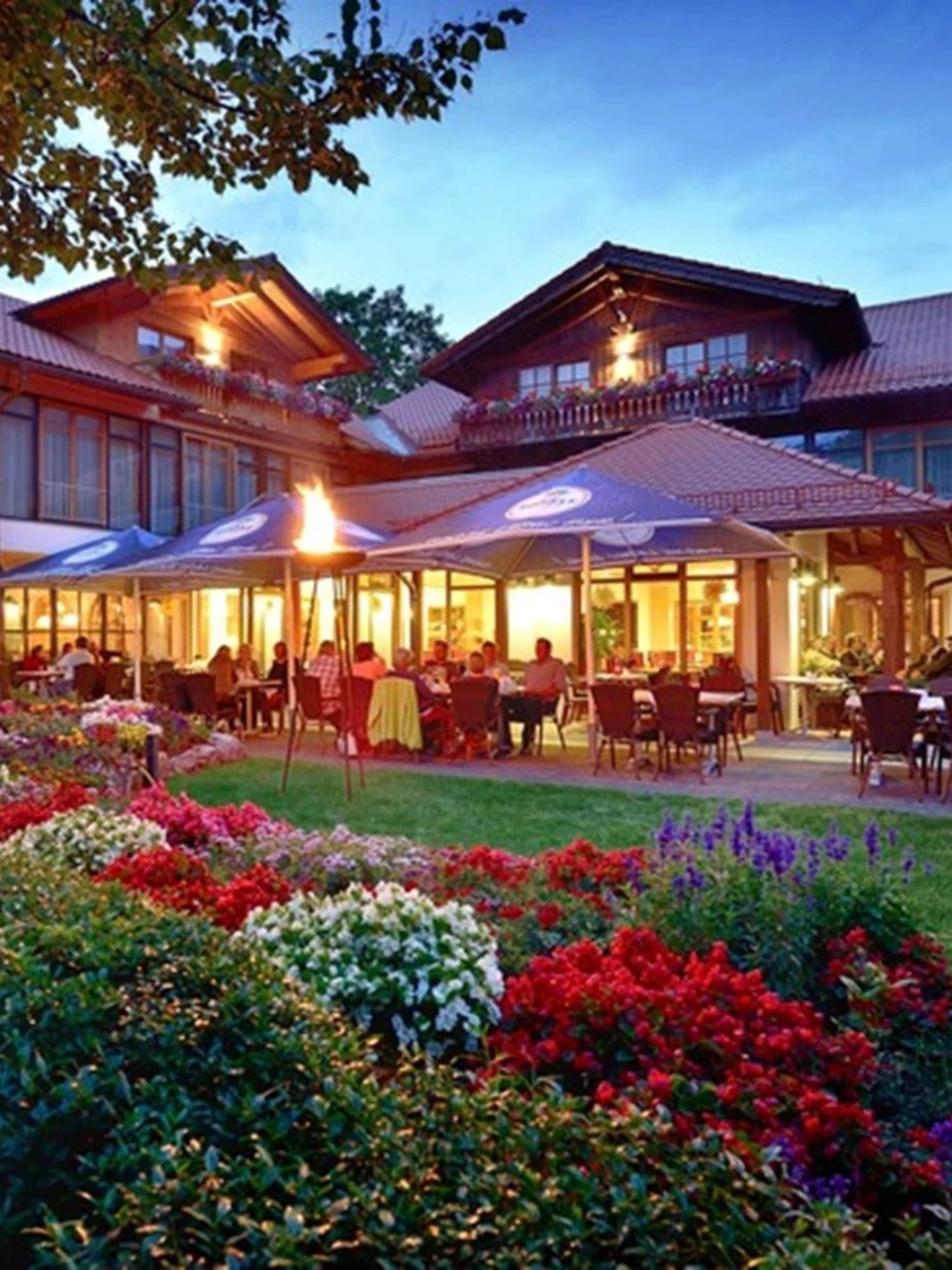 Außenansicht vom Landhotel Böld an einem sommerlichen Abend