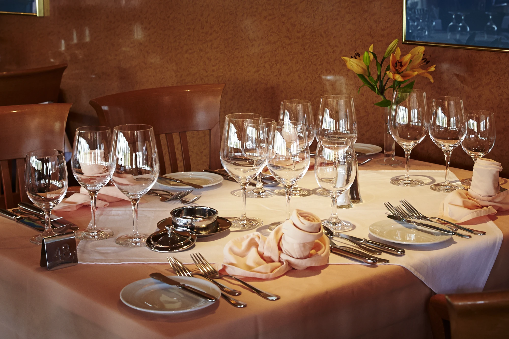 Romantisches Dinner-Setup mit Blumen und Geschirr