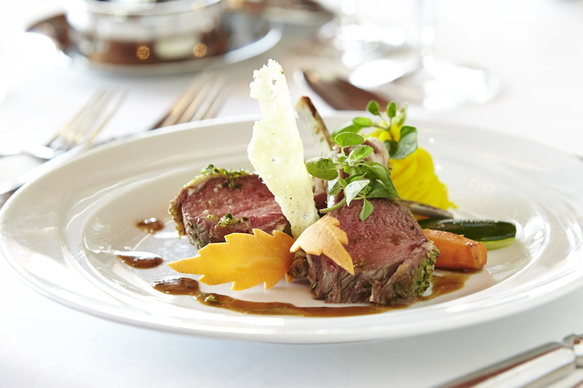 Feines Dinnergericht mit Rinderfilet und saisonalem Gemüse.