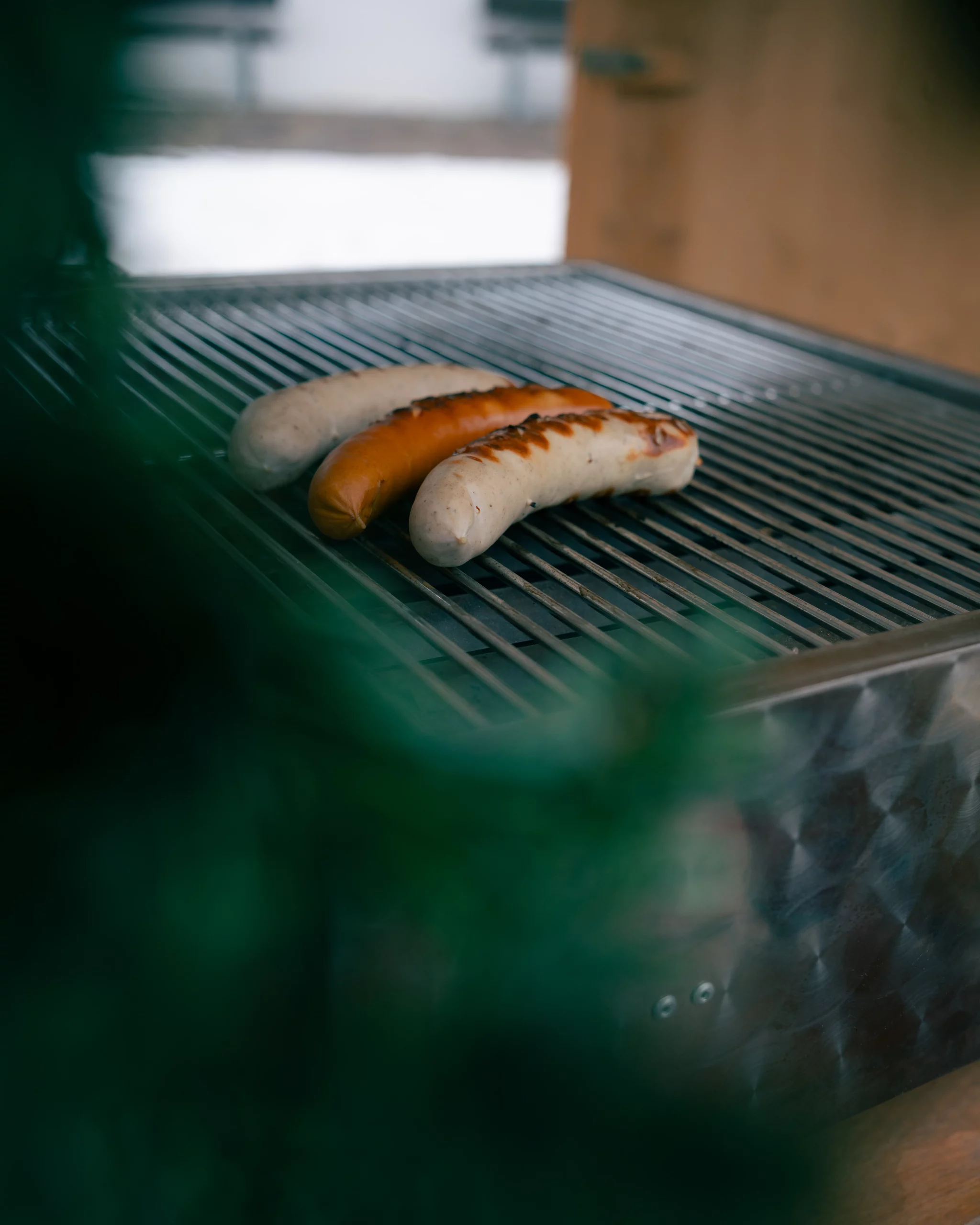 Bratwürste auf einem Grill beim Ammergauer Winterzauber.