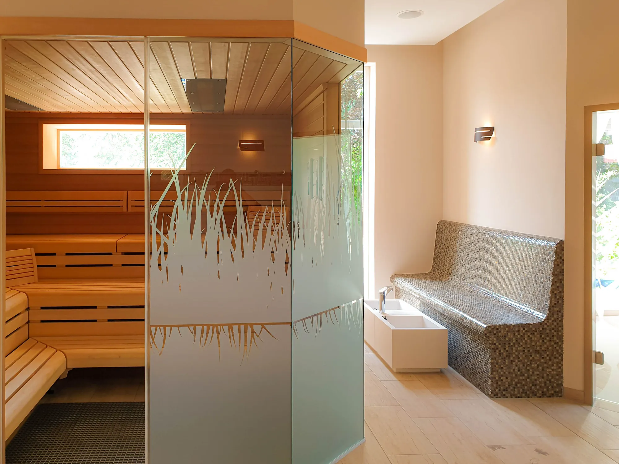 Land-Gut-Hotel Hermann - Aussicht auf die Innensauna und Flur des Wellnessbereichs