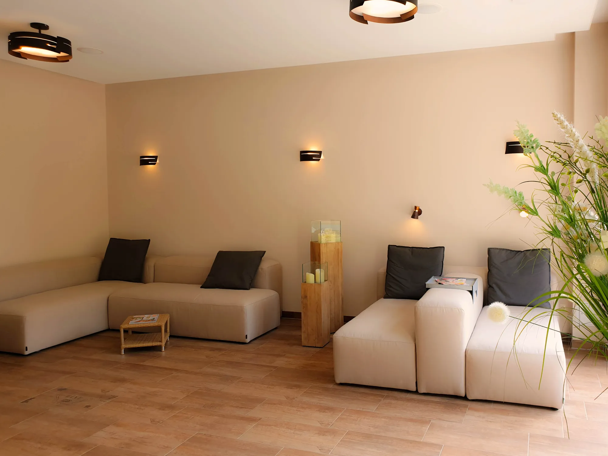 Land-Gut-Hotel Hermann - Entspannter Ruhe-Bereich mit Couch und Kissen in angenehmer Atmosphäre