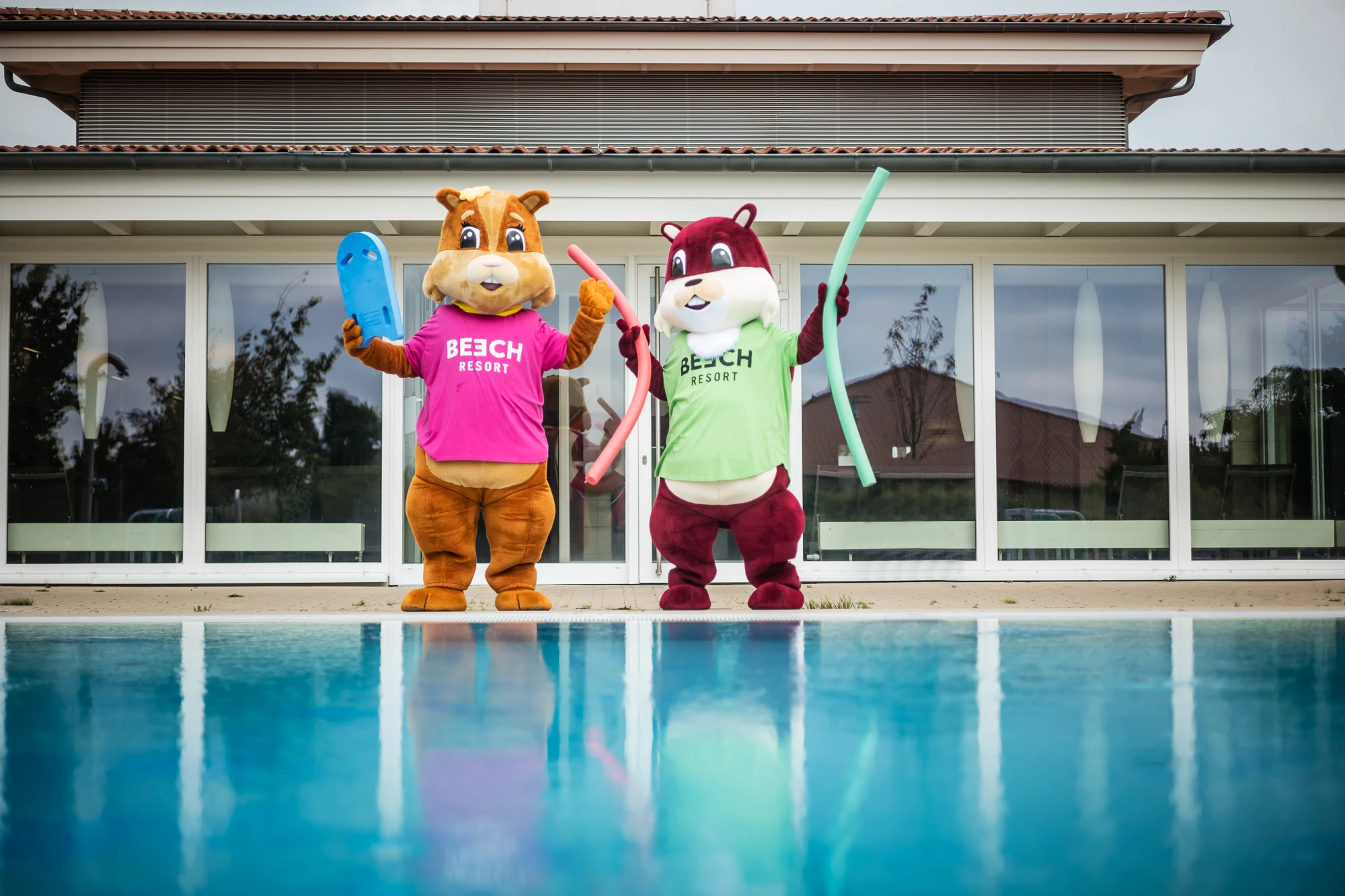 BEECH Resort Boltenhagen Maskottchen am Pool