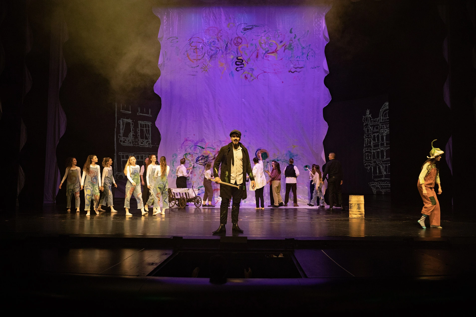 Kreative Theateraufführung mit vielen Darstellern und einem künstlerischen Hintergrund.