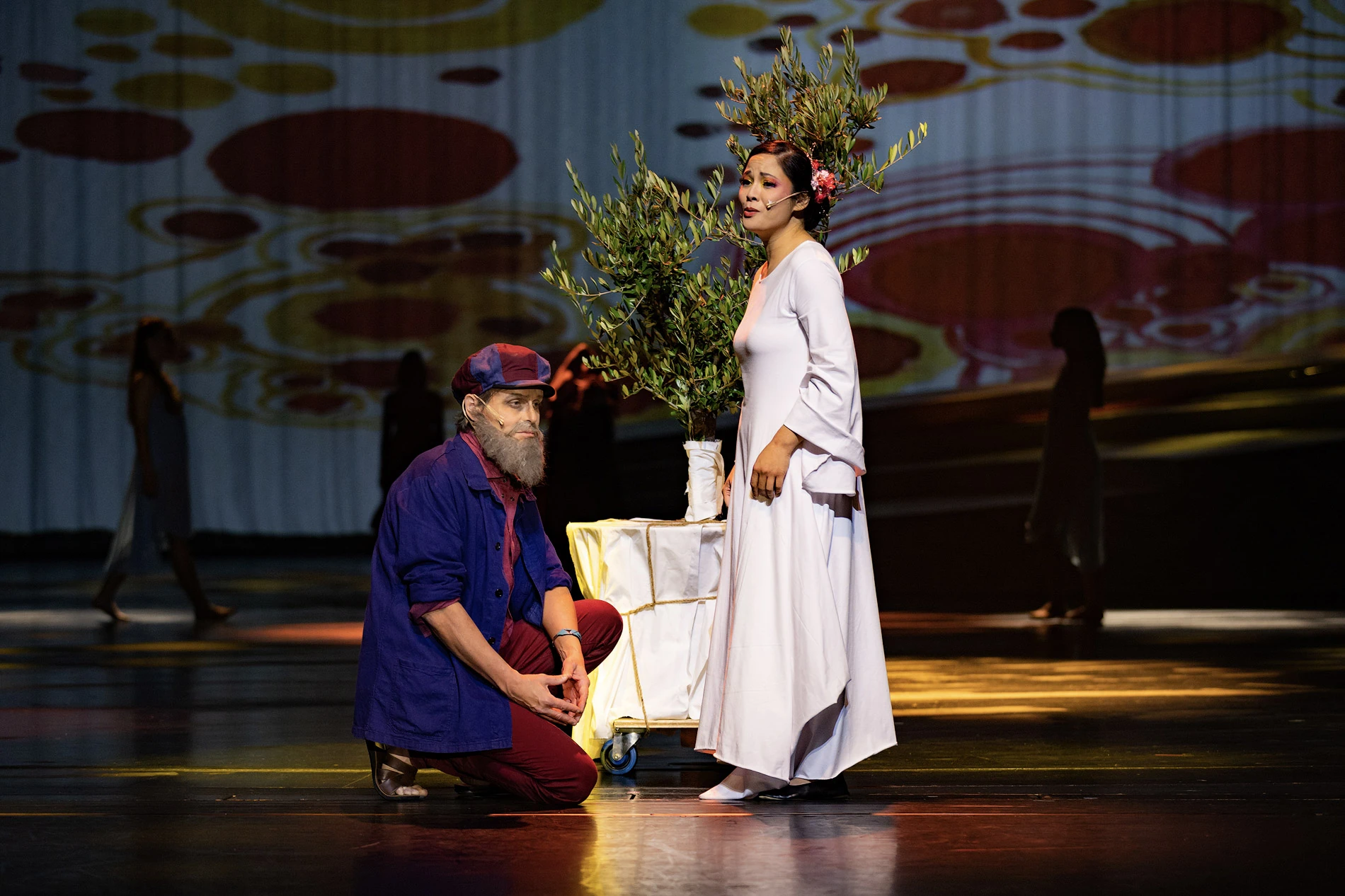 Dramatische Szene auf der Bühne mit zwei Darstellern.