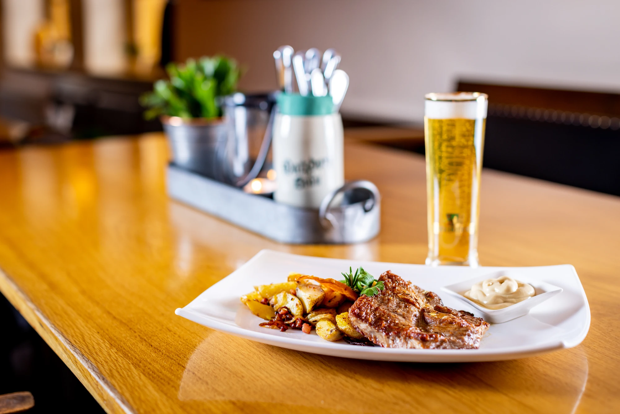 Watzdorfer Geleitschenke - Kulinarisches Gericht, Fleisch, Kartoffeln, Bier