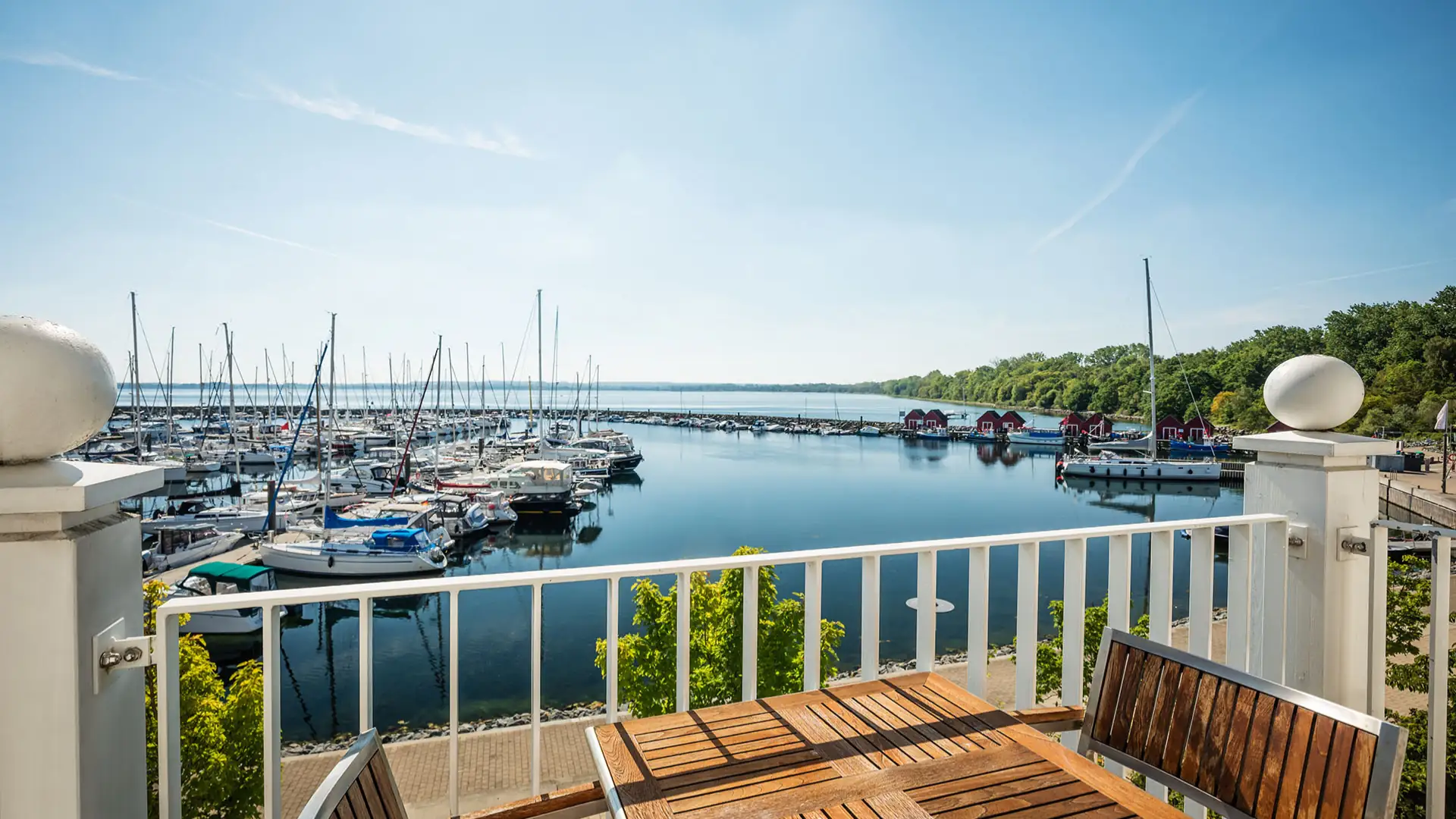 Panoramablick auf den Hafen mit Booten bei sonnigem Wetter.