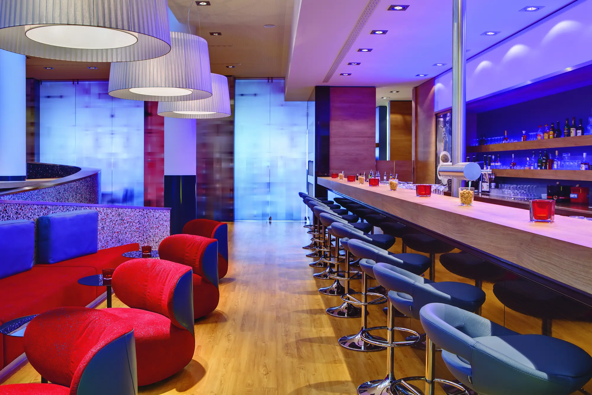 Public Lounge im Intercity Hotel mit Sitzgelegenheit Snacks und Bar