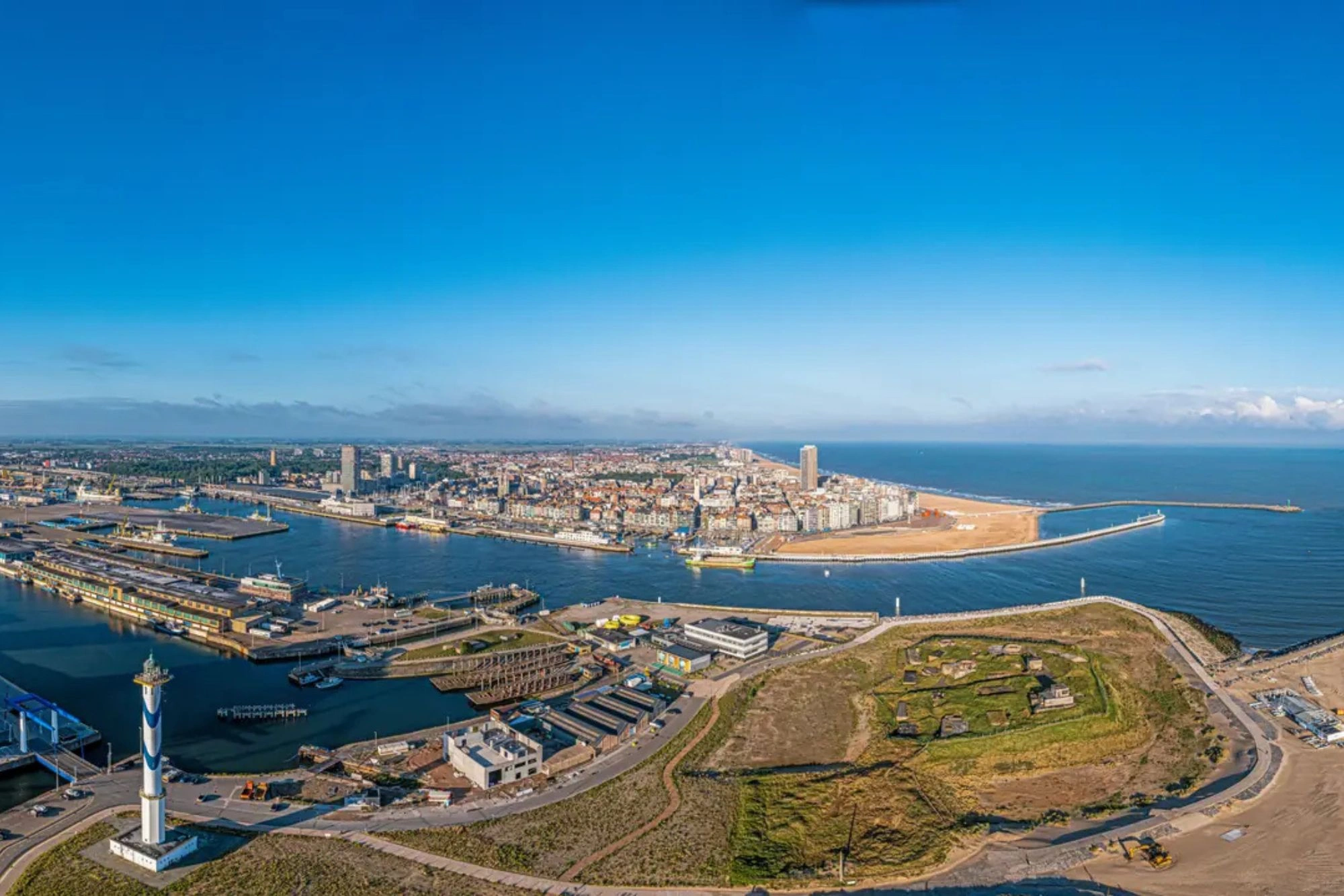Panoramablick auf Oostende mit dem Meer in Belgien bei sonnigem, klarem Wetter, der die Küstenlinie und die lebhafte Stadtansicht einfängt.