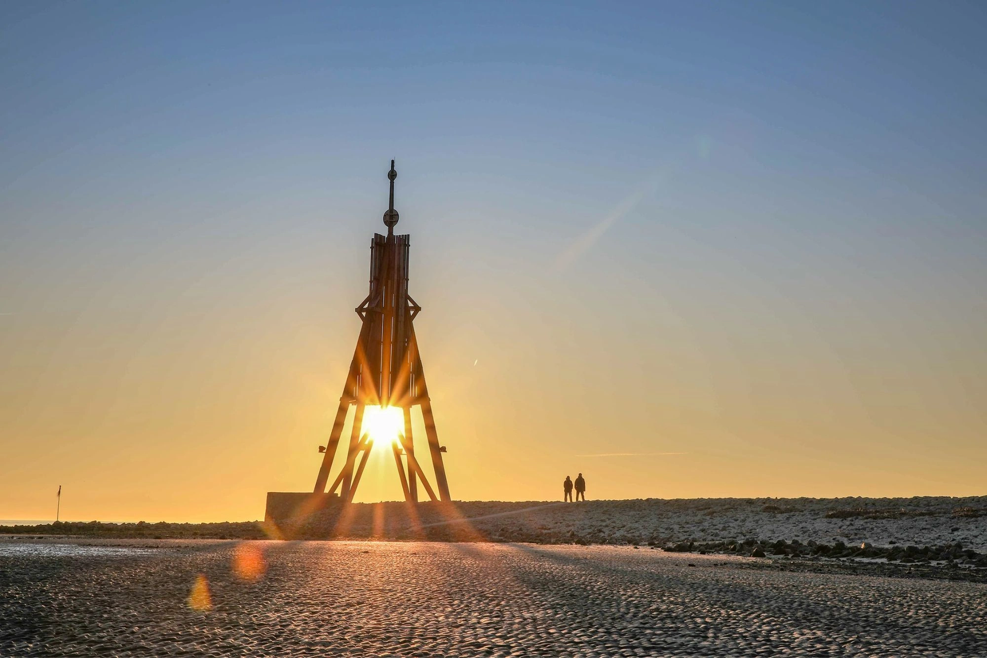29 Meter hohe, aus Holz gebaute Kugelbake Cuxhaven, zeigt an wo die Elbe endet und die Nordsee beginnt.