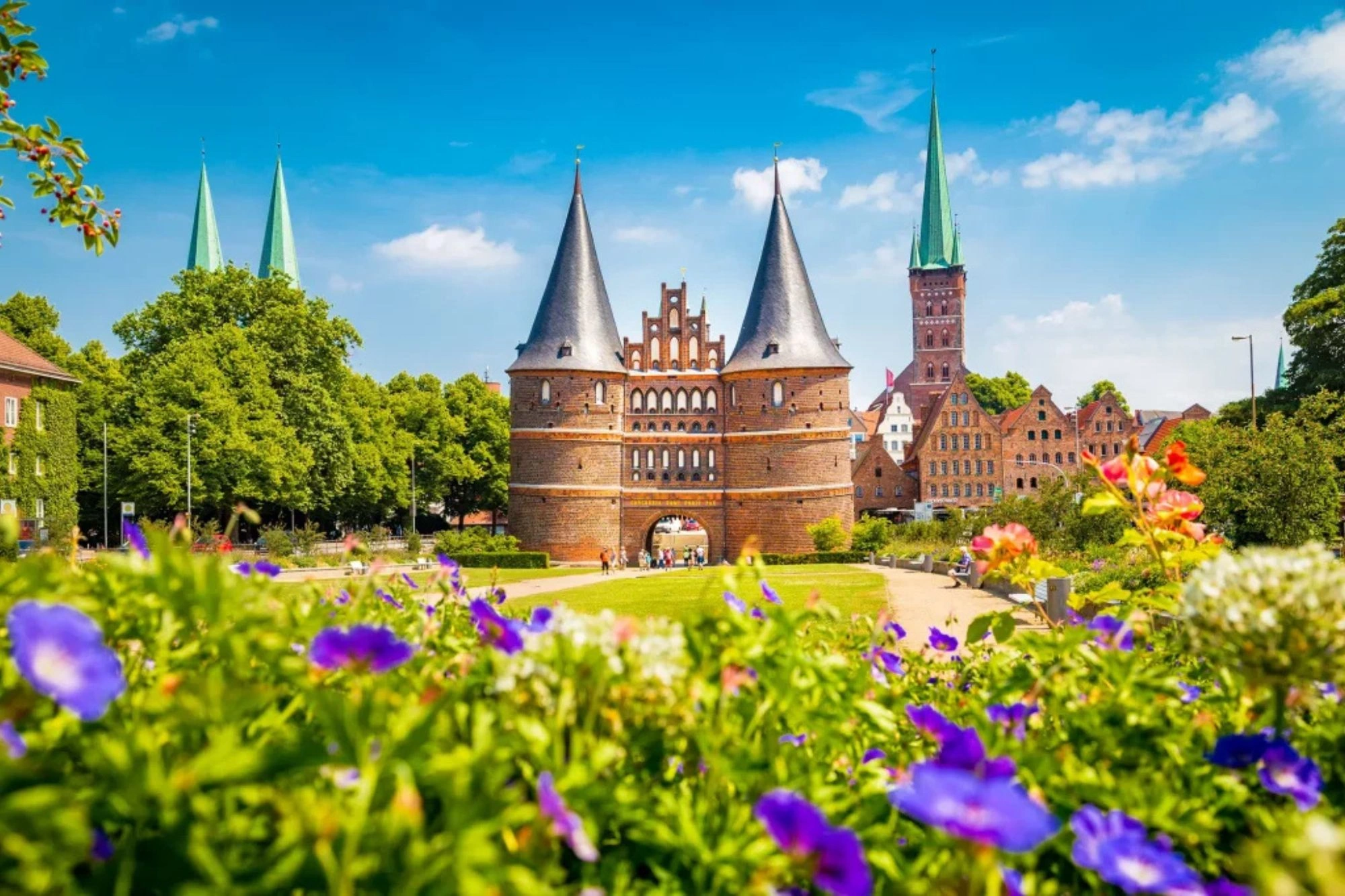 Holstentor in Lübeck im Sommer