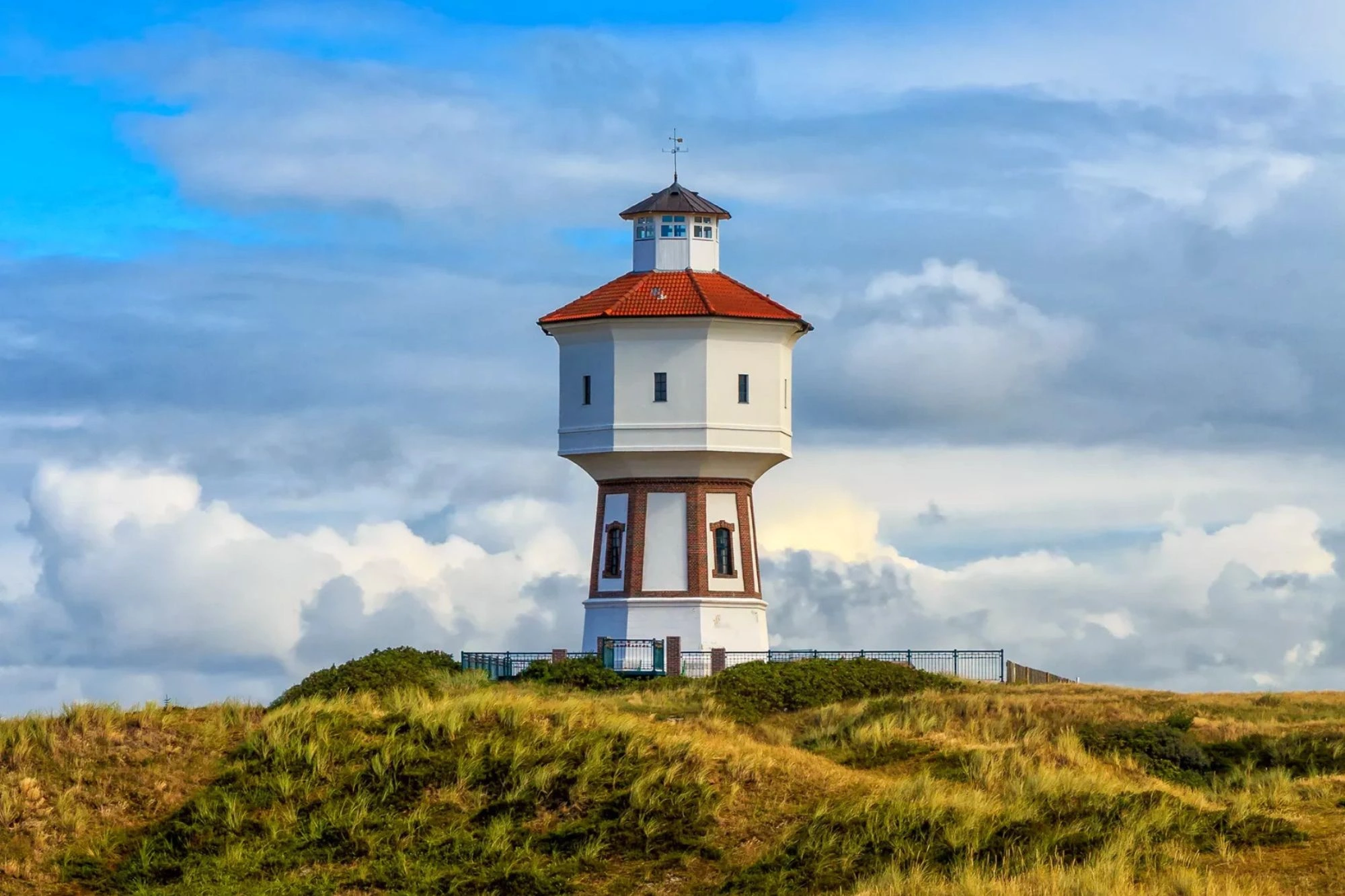 Wasserturm Langeoog auf 18 Meter hohen Kaapdünen mit Aussichtsplattform im Herbst
