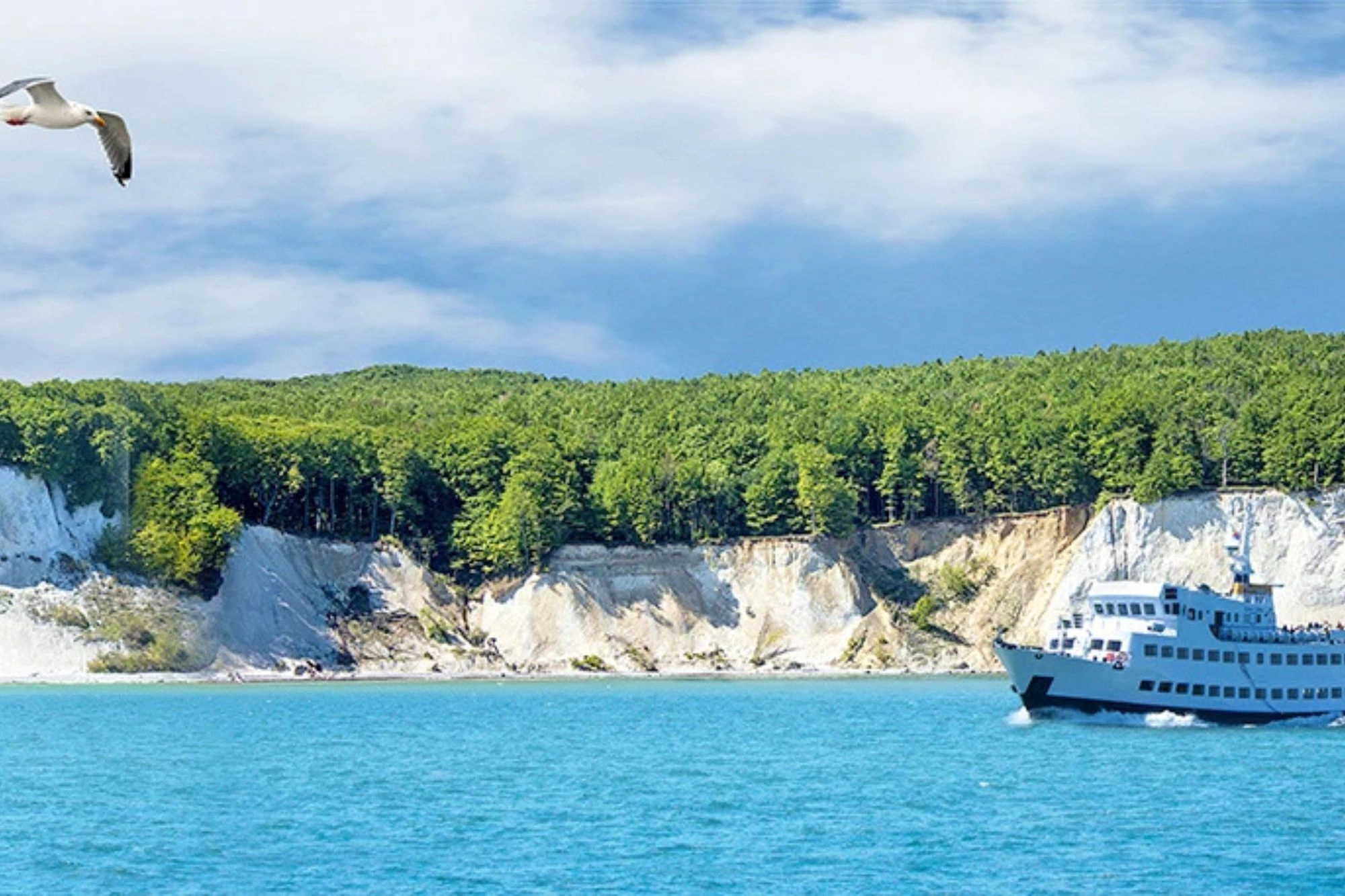 Kreidefelsen Ostseeküste von Rügen mit, Schiff und Möwen beim Kurzurlaub an der Ostsee