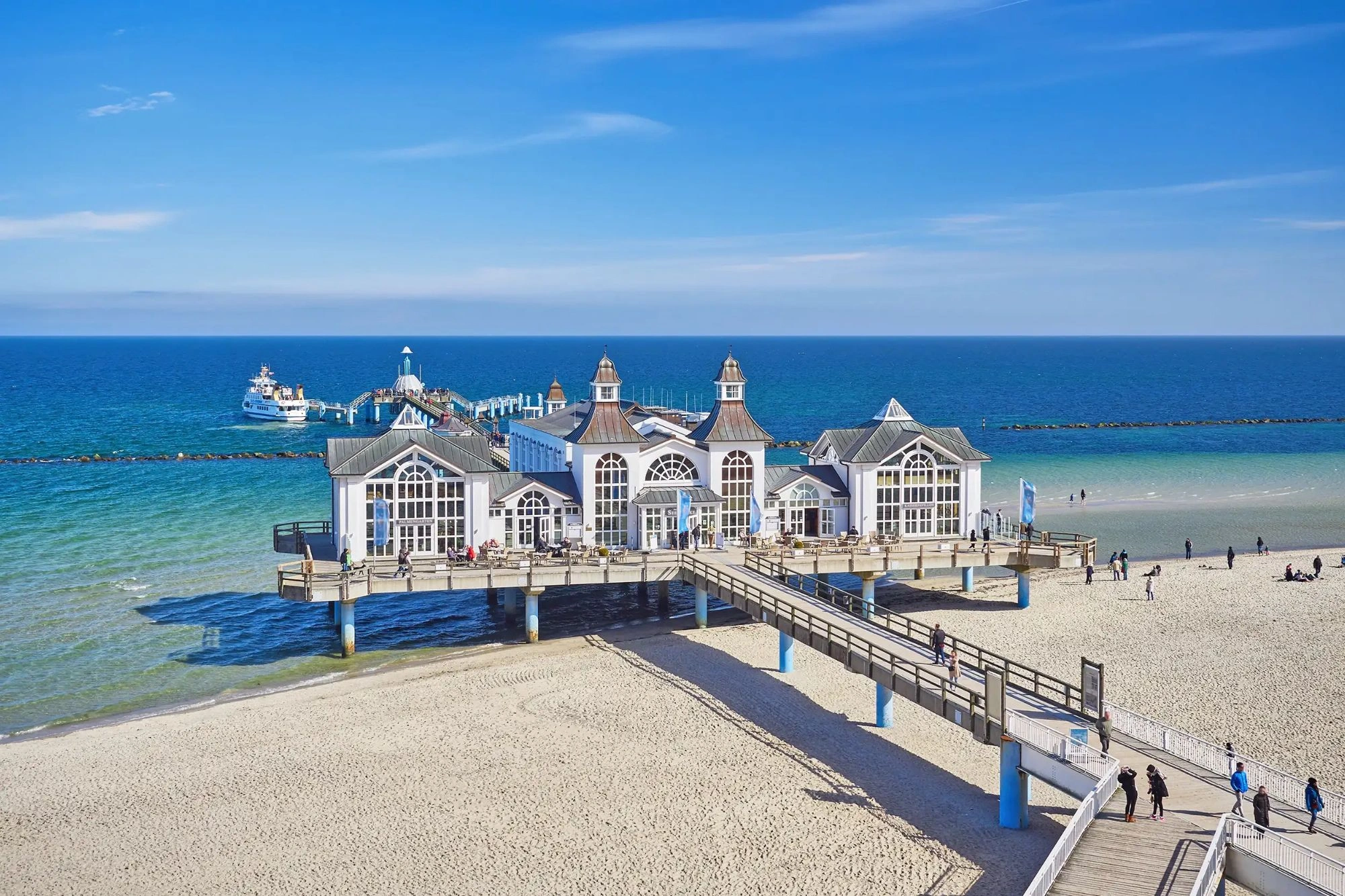 Pier Seebrücke Sellin auf Rügen an der Ostsee bei klarem blauen Himmel