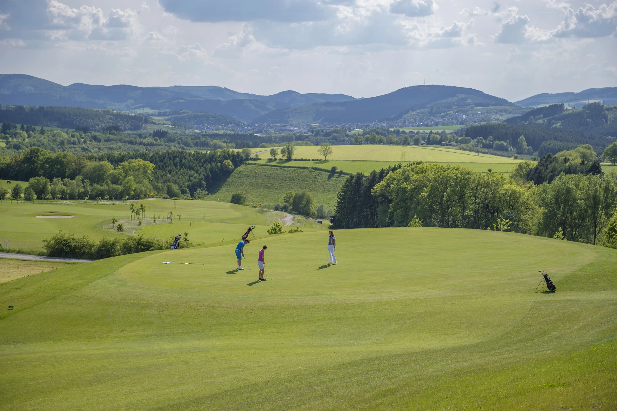 Golfclub Schmallenberg - Nordplatz, grüner weiter Golfplatz mit 3 Golfspieler