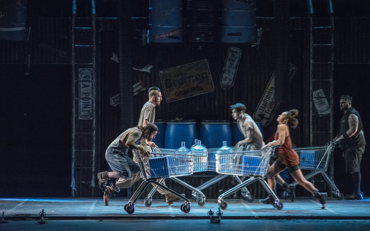 Szene aus STOMP 2025: Die Darsteller nutzen Einkaufswagen, um dynamische Rhythmen und überraschende Klangmomente zu kreieren. Diese kreative Performance kombiniert alltägliche Gegenstände mit beeindruckender Körperbeherrschung und originellen Beats und macht die Show zu einem fesselnden Erlebnis.