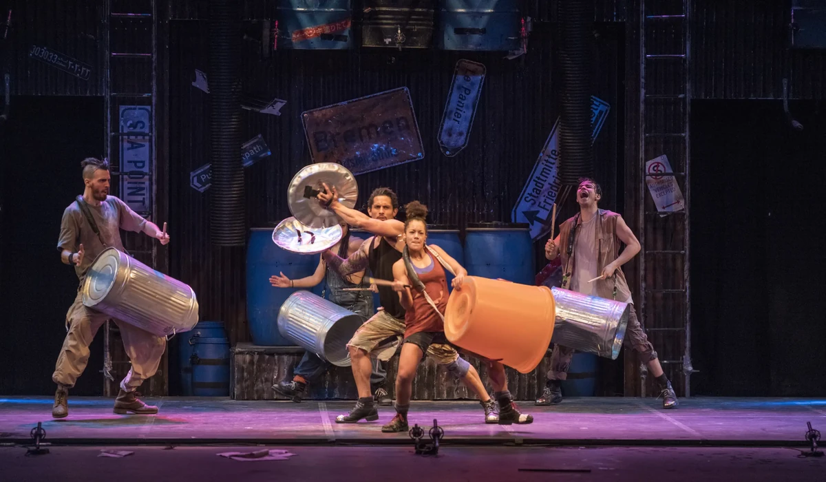 Szene aus STOMP 2025: Die Künstler nutzen Alltagsgegenstände wie Mülleimerdeckel und Eimer, um kraftvolle Rhythmen zu erzeugen. Diese dynamische Performance vereint Percussion und Tanz zu einem mitreißenden Spektakel voller Energie und Kreativität.