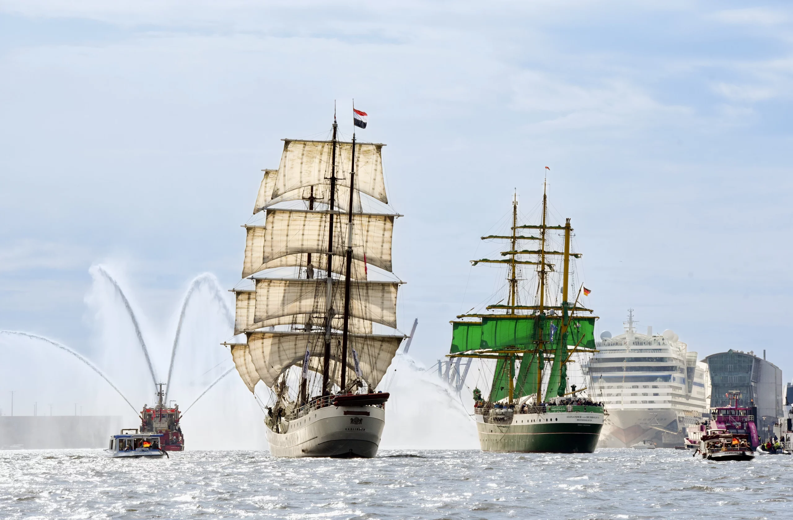 Dreimaster und Passagierschiffe im Hamburger Hafen anlässlich des 834. Hafengeburtstag (2023)