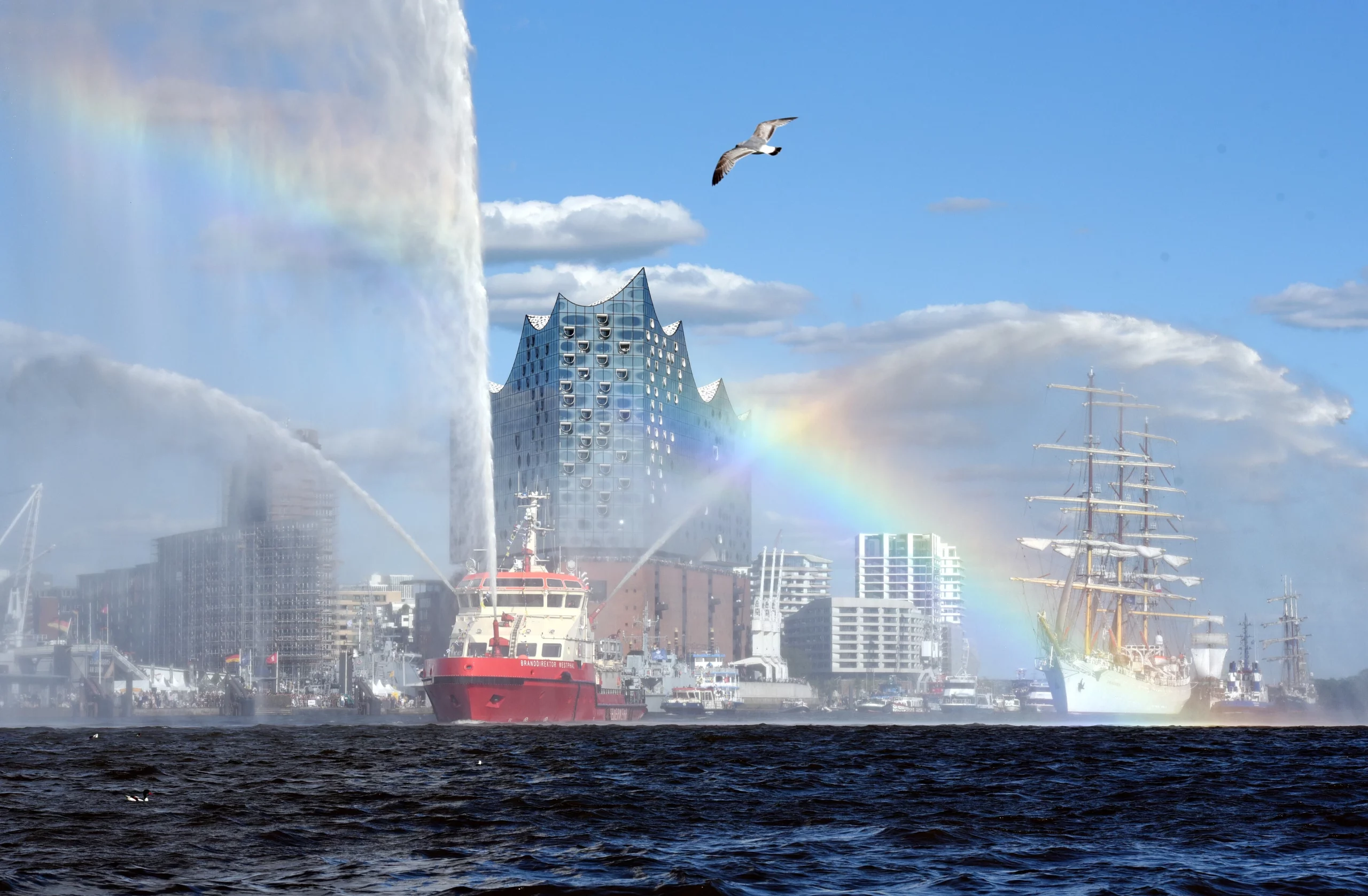 835. Hafengeburtstag (2024) Schiffe erzeugen vom Congresscenter mit Wasserfontänen einen Regenbogen