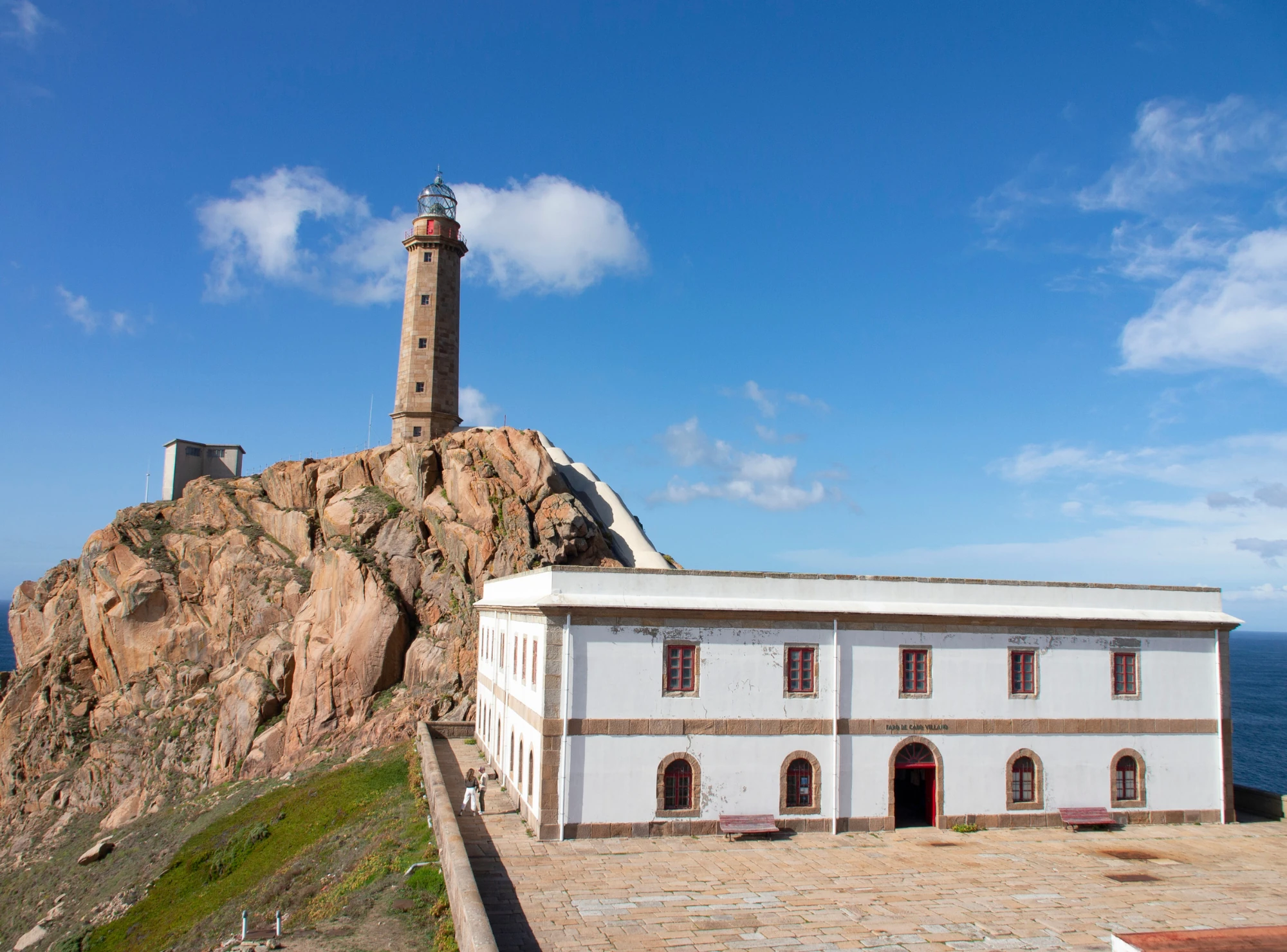 Panoramaansicht des Leuchtturms und der Küste