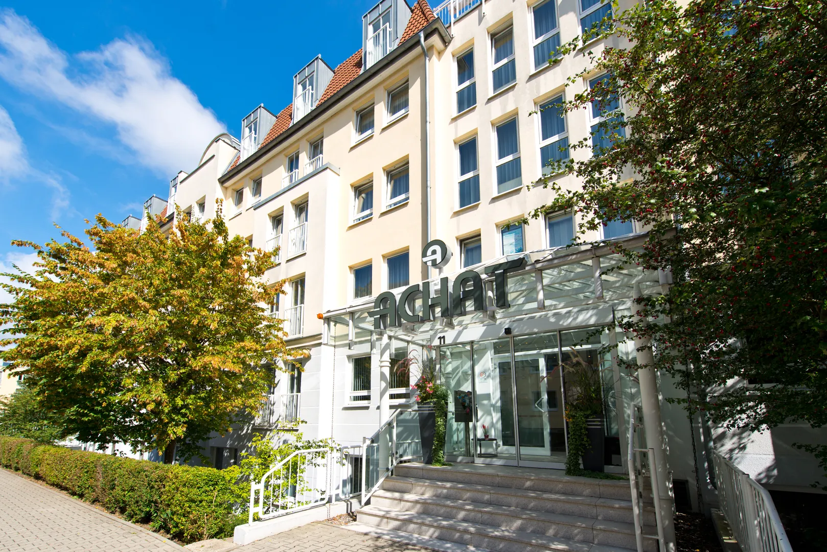 Achat Hotel Dresden Elbufer Außenansicht bei Sonne