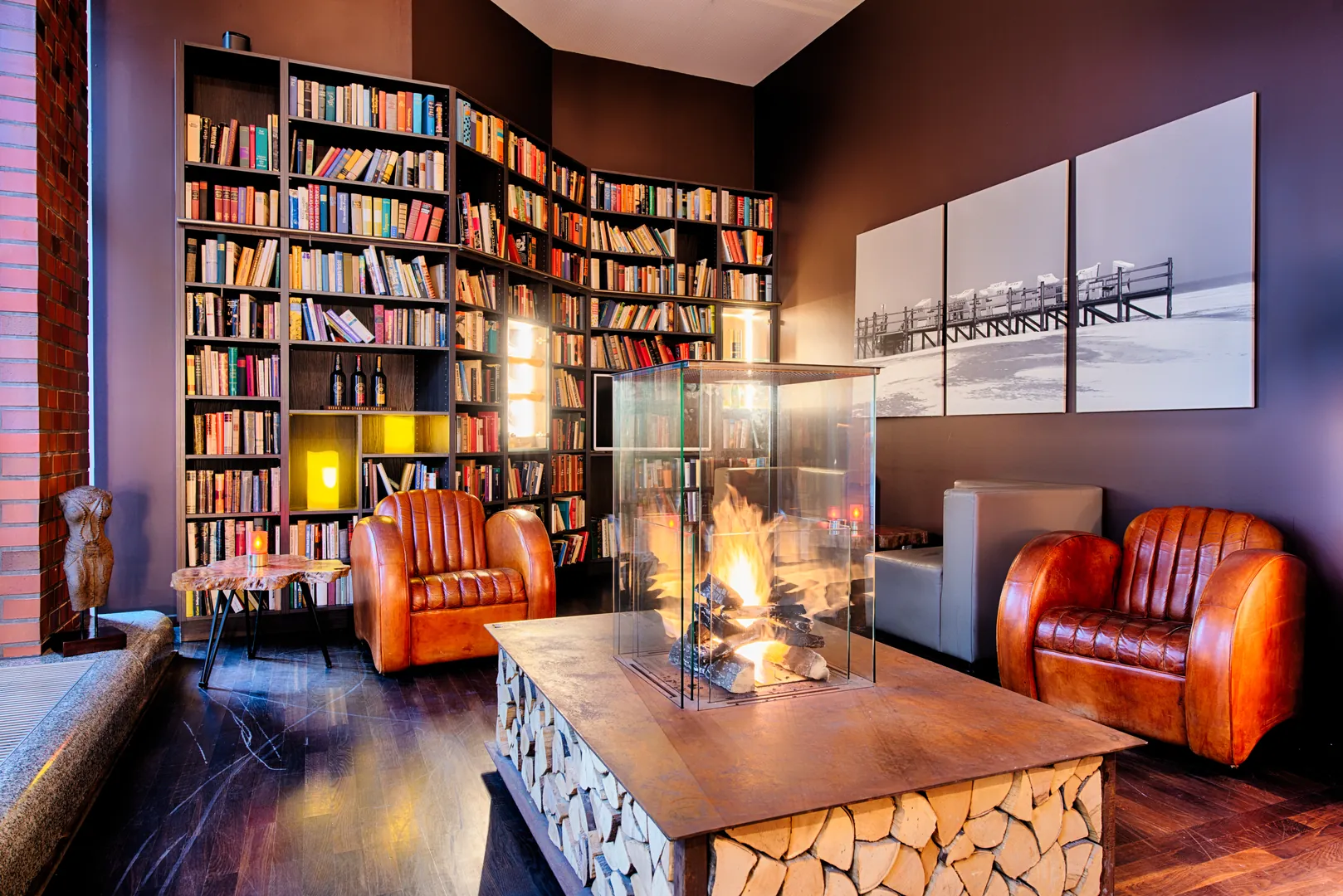 Achat Hotel Bremen City Lounge mit Bücherregal und Feuerstelle hinter Glas