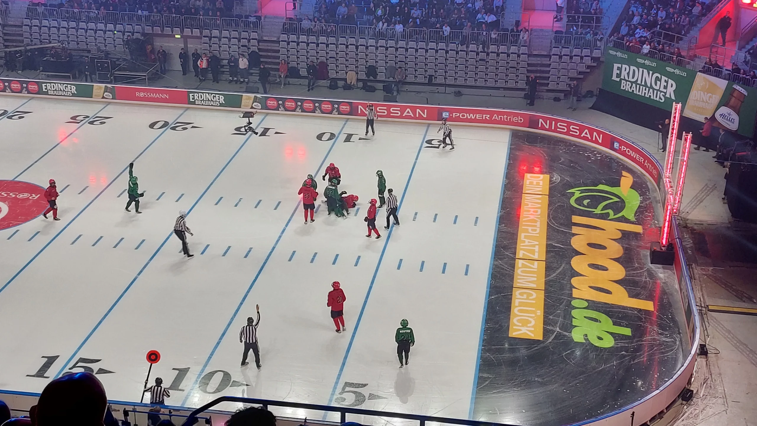 Spielszene beim American Ice Football in der SAP Arena in Mannheim