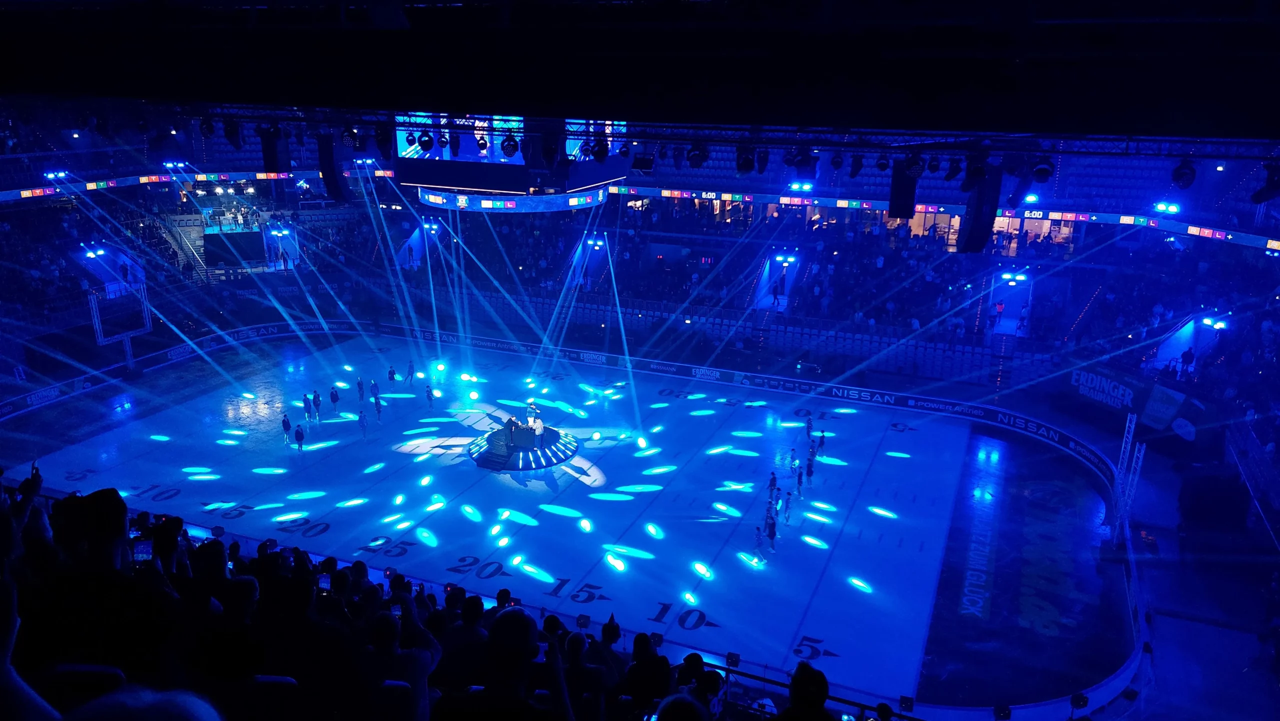 Halbzeit Show beim American Ice Football in der SAP Arena in Mannheim