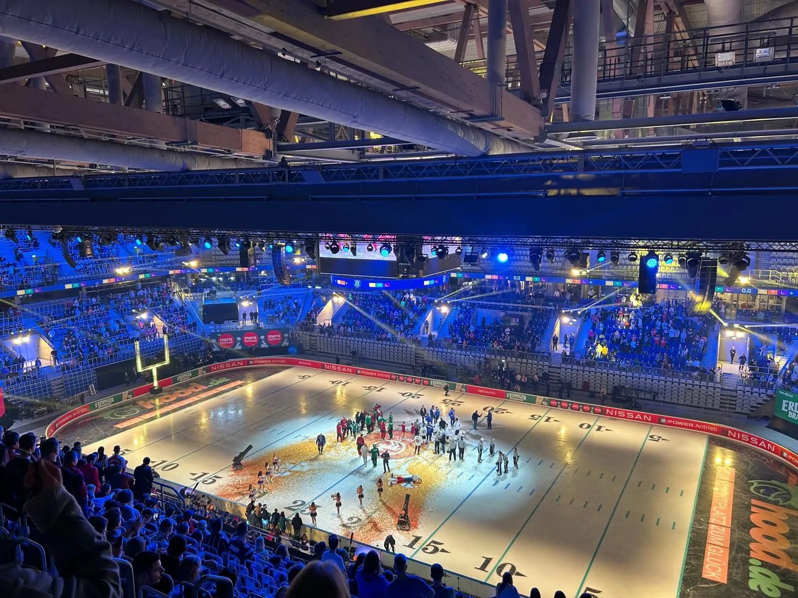 Siegerehrung beim American Ice Football in der SAP Arena in Mannheim